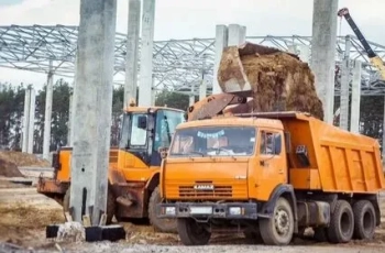 Благоустройство территории с помощью самосвала Беларусь