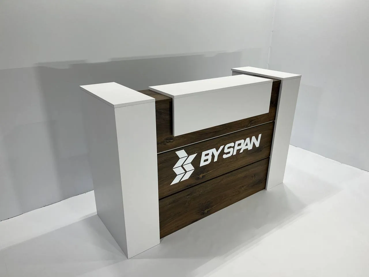 Аренда стойки 1750х600, выставочного оборудования в Минске. 1