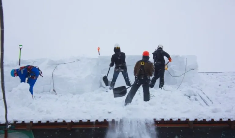 Уборка крыш от снега наледи и сосулек в Минске. 1