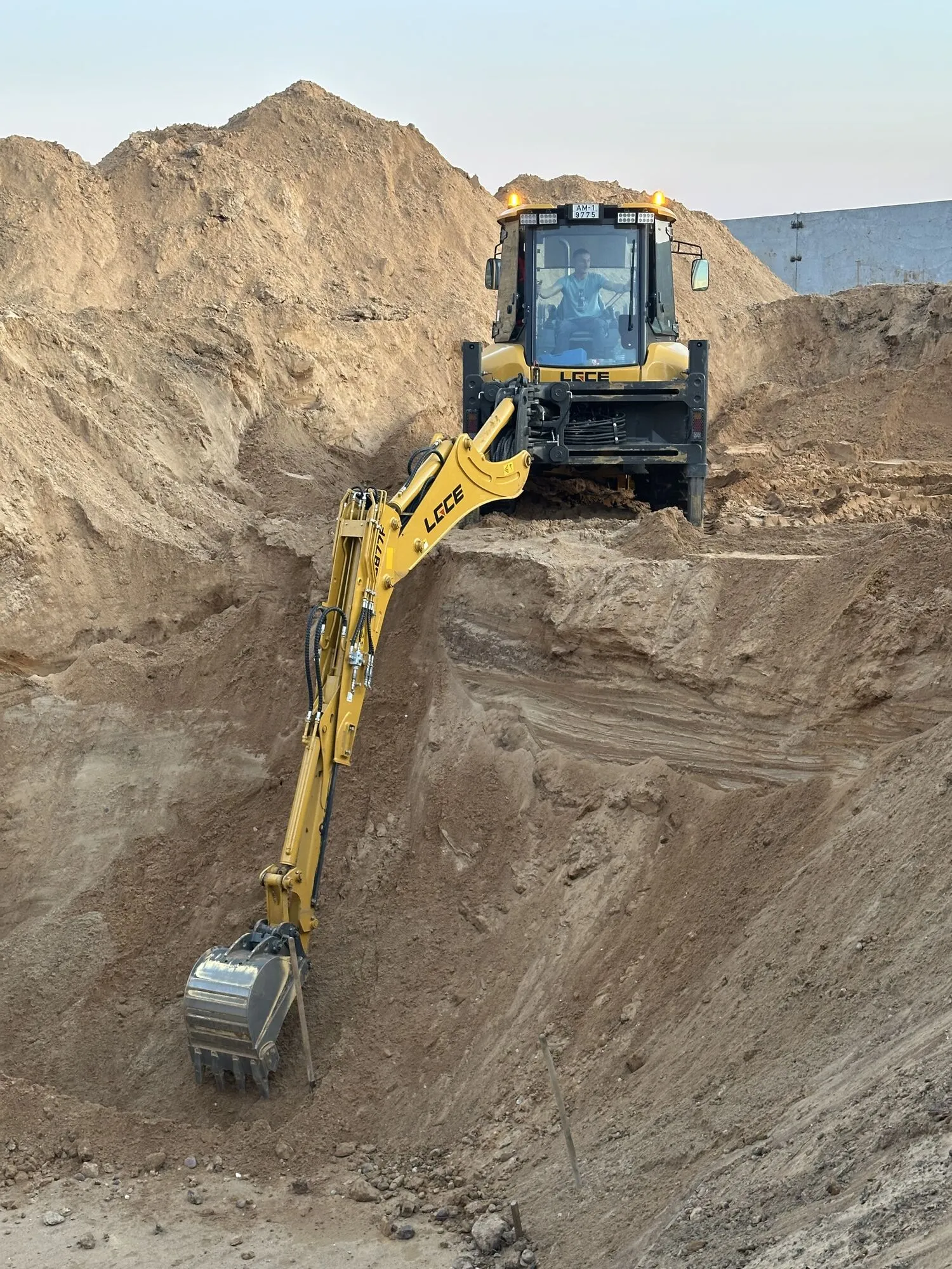 Аренда экскаватора-погрузчика LGCE. 2
