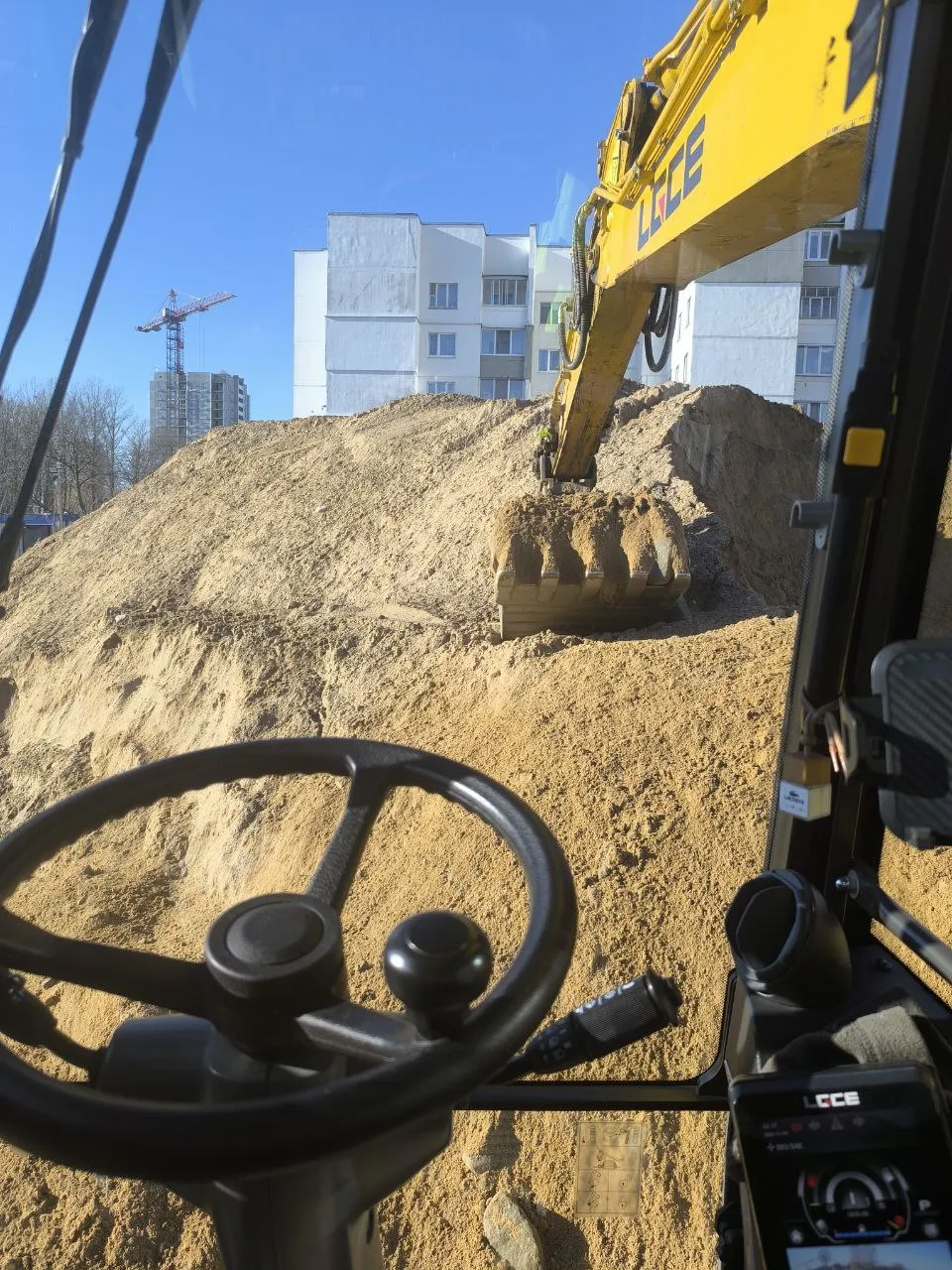 Земельные и буровые работы колесным полноповоротным экскаватором в Бобруйске и районе. 3
