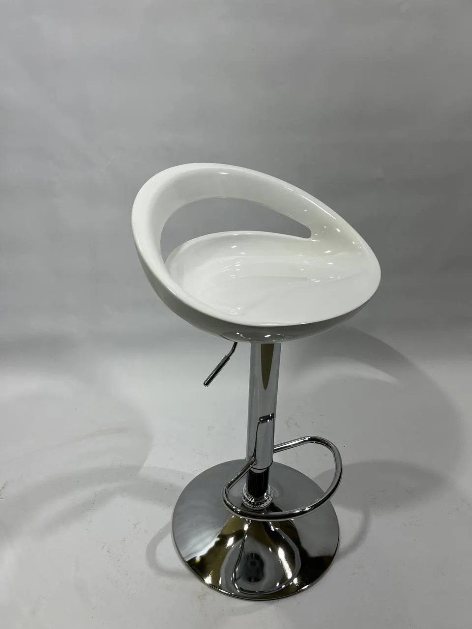 Аренда белого барного стула в Минске — мебель для деловых мероприятий. 1