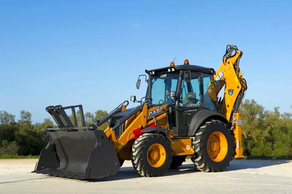 Экскаватор-погрузчик с водителем в аренду в Минске. Ковши 40–90 см, планировка, копка, бурение.. 1