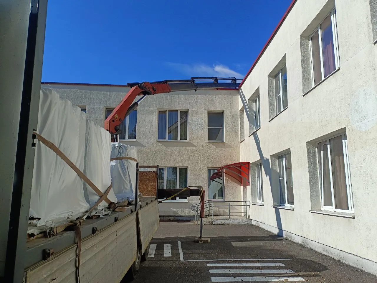 Монтаж бетонных блоков гидроманипулятором в Минске — услуги до 40 тонн. 1