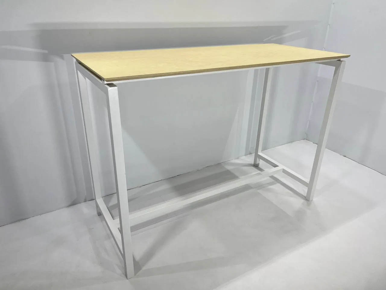 Аренда стола 1425×670×1090 мм фанера — напрокат для выставок и конференций в Минске. 2