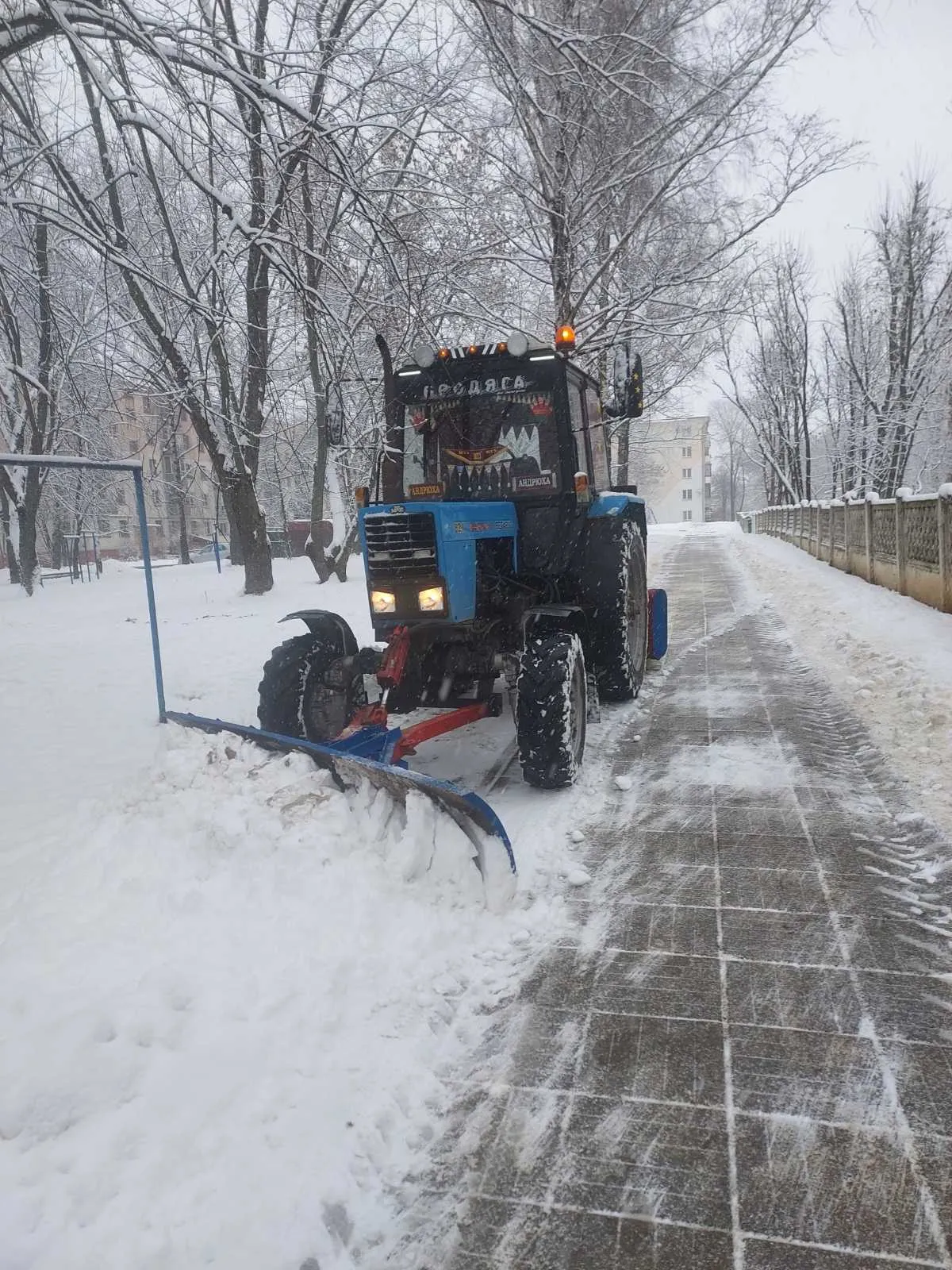 Уборка снега с помощью трактора МТЗ.. 1