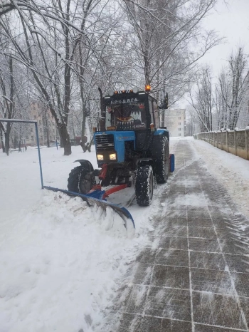 Уборка снега с помощью трактора МТЗ.