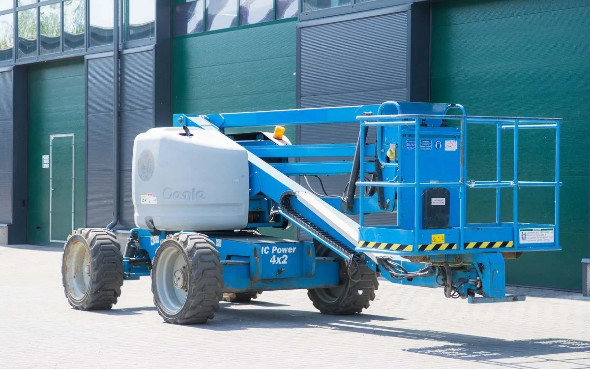 Аренда самоходного коленчатого подъемника Genie Z45 (16 м.). 2