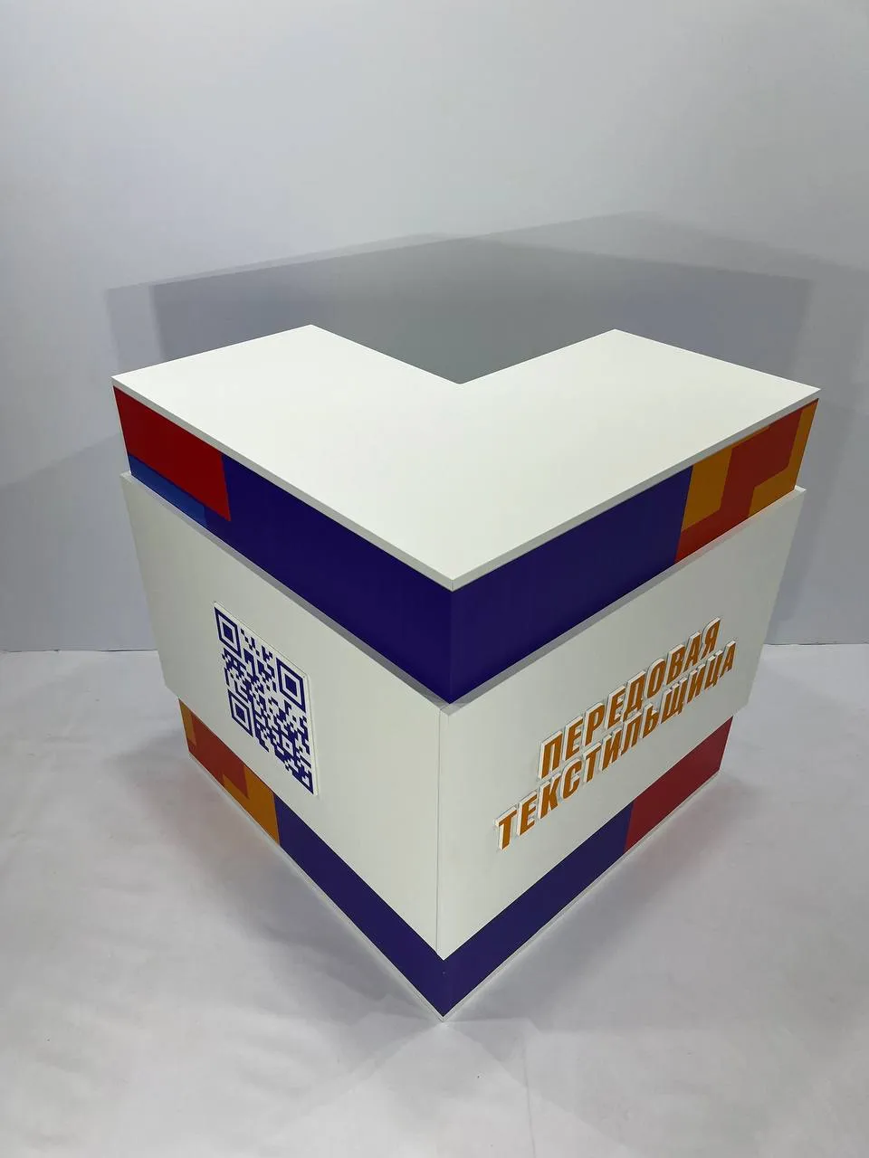 Аренда угловой стойки 1000×1000×(500)×1070 в Минске | стенды, мебель. 1