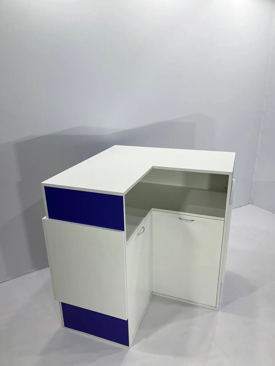 Аренда угловой стойки 1000×1000×(500)×1070 в Минске | стенды, мебель. 6