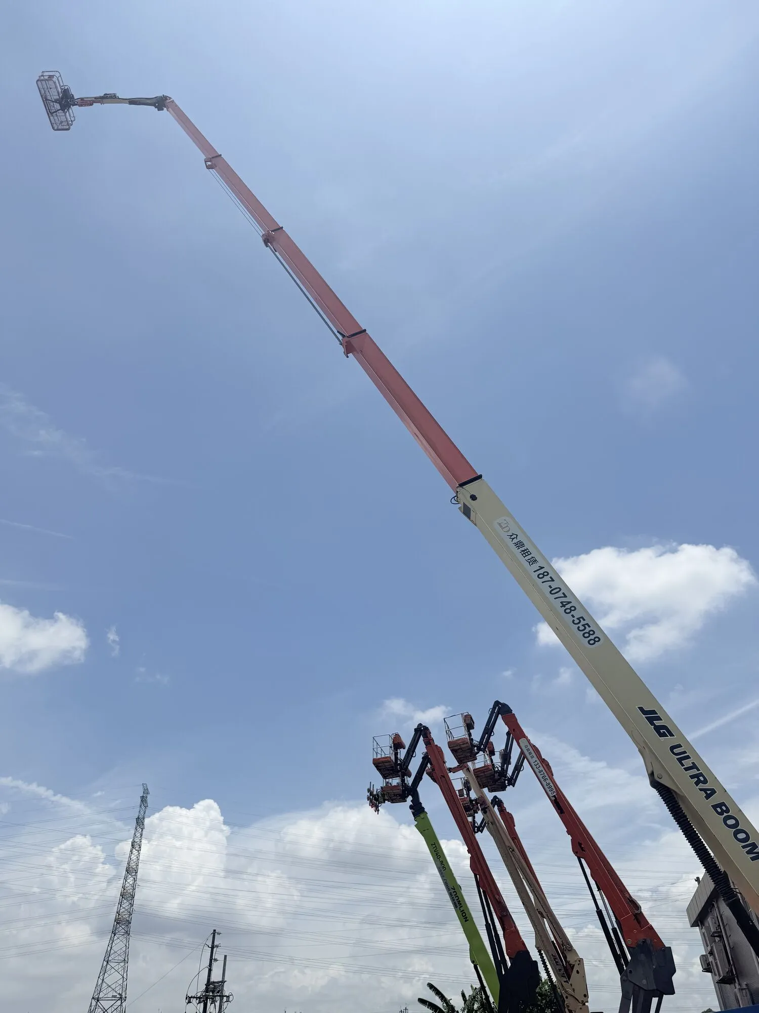 Аренда самоходного телескопического подъемника JLG 1350SJP (43 м.). 2