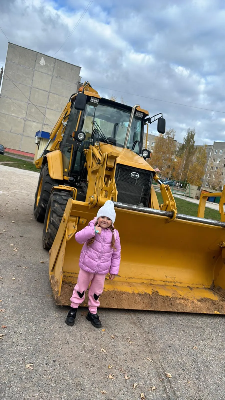 Аренда экскаватора погрузчика с гидромолотом и гидробуром.. 3