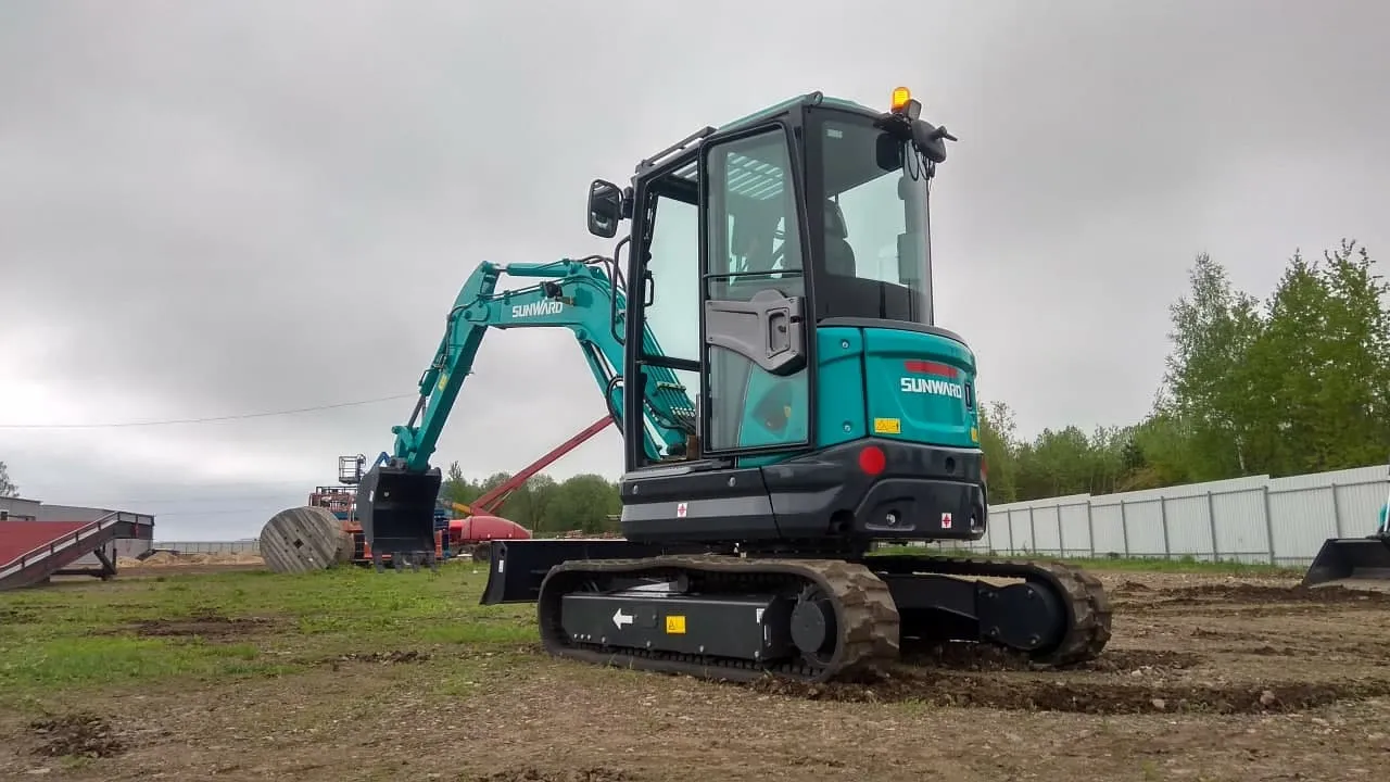 В аренду мини-экскаватор Sunward SWE35UF в Минске. 1
