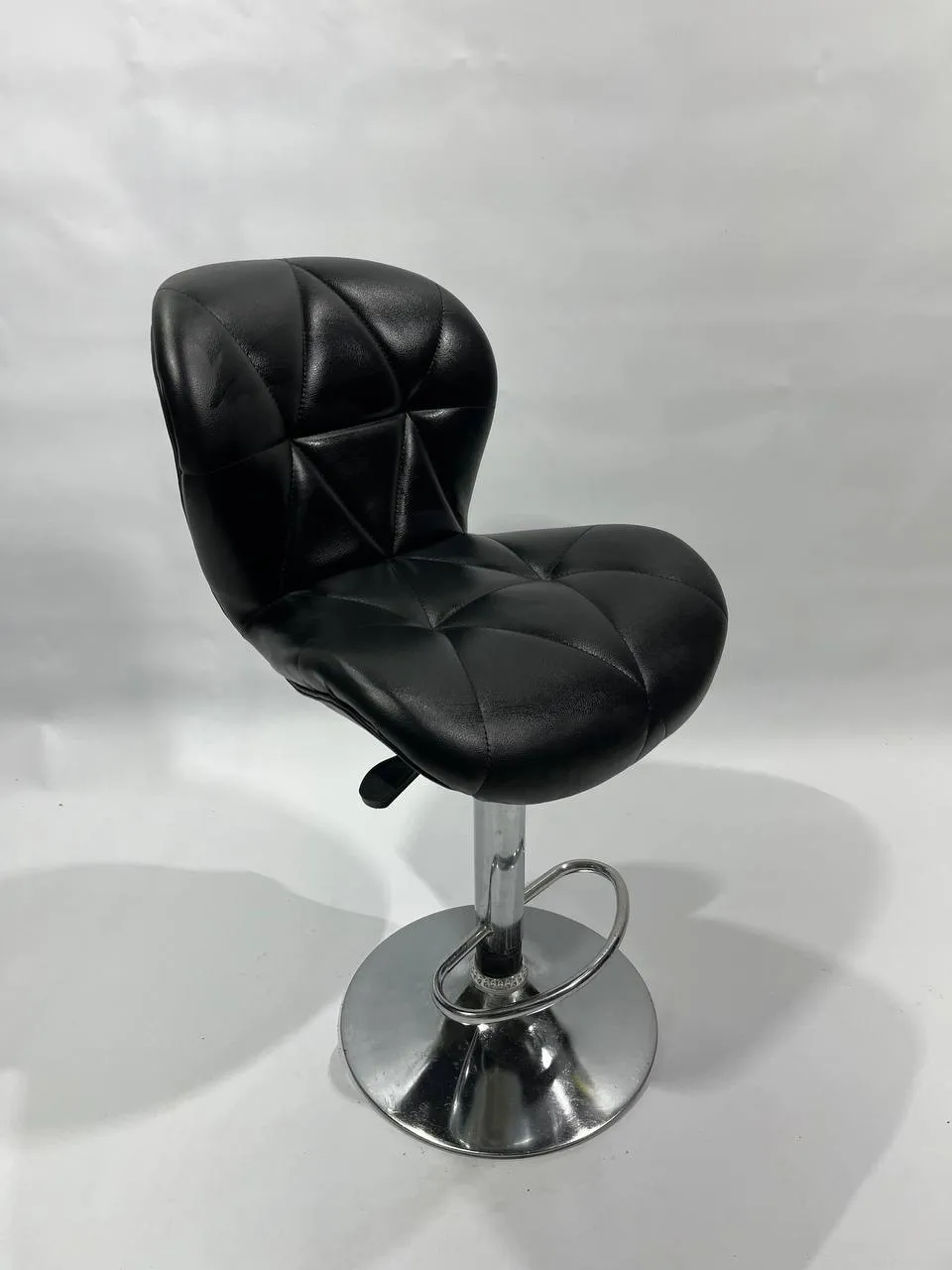 Аренда чёрных барных стульев в Минске — мебель для выставок. 1