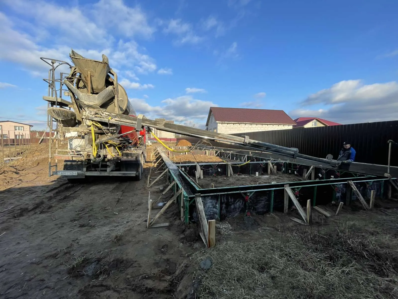 Доставка бетона автобетоносмесителем с гидролотком. 2