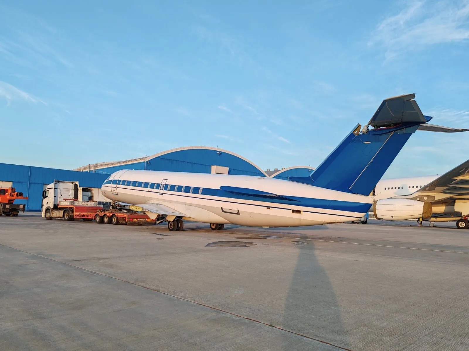 Профессиональная перевозка самолета и крупногабаритных грузов тралом — аренда тралов для спецтехники и тяжелых грузов. 1