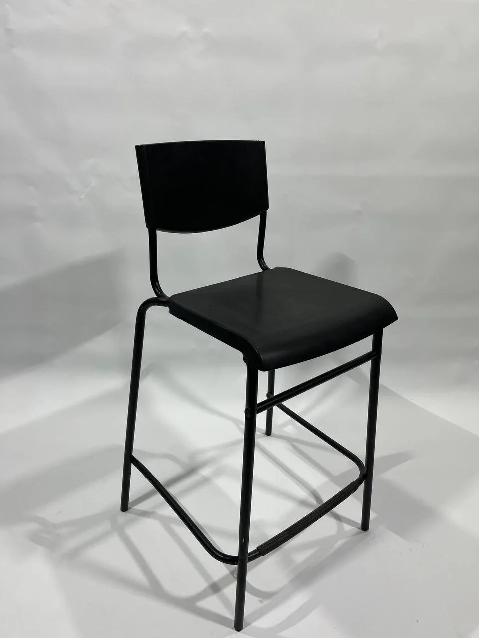 Прокат чёрных барных стульев в Минске — аренда мебели для бизнес-мероприятий. 1