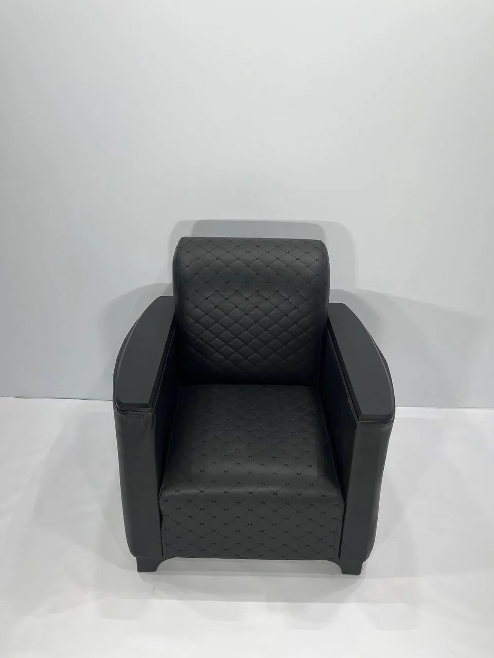 Аренда кожаного черного кресла 815х710х850 — для выставок в Минске. 2