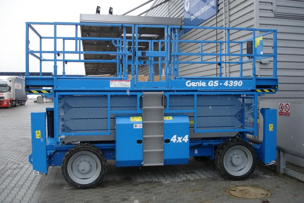 Аренда самоходного ножничного подъемника Genie GS 4390 (16 м.). 1