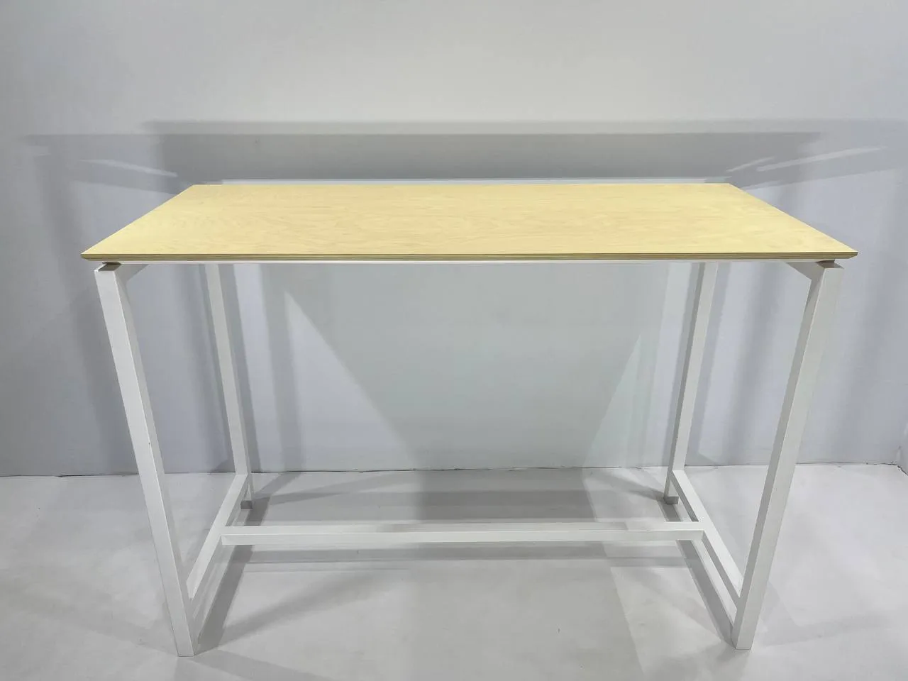 Аренда стола 1425×670×1090 мм фанера — напрокат для выставок и конференций в Минске. 1