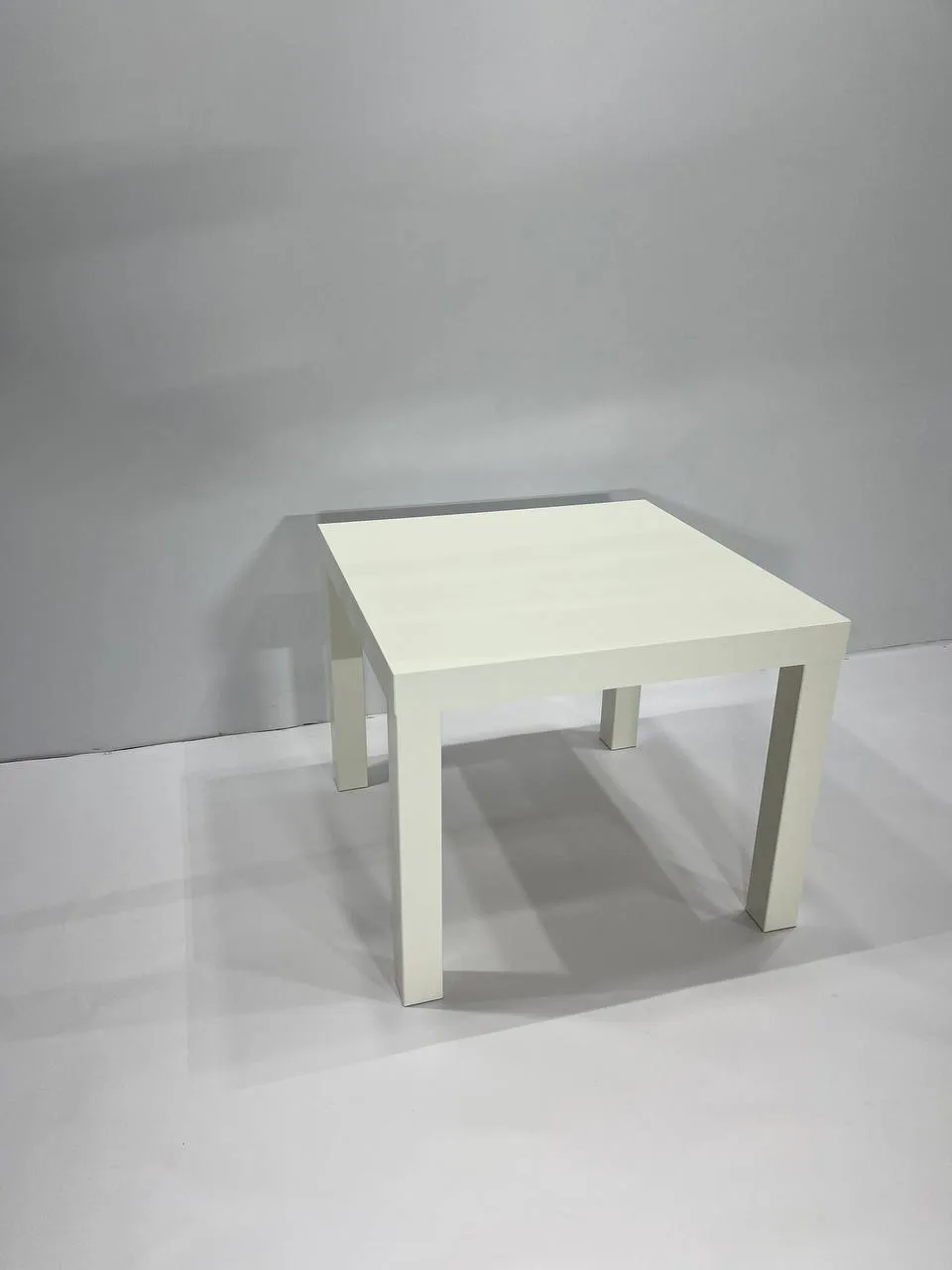 Аренда деревянного журнального стола 500х500х450 — Минск. 1