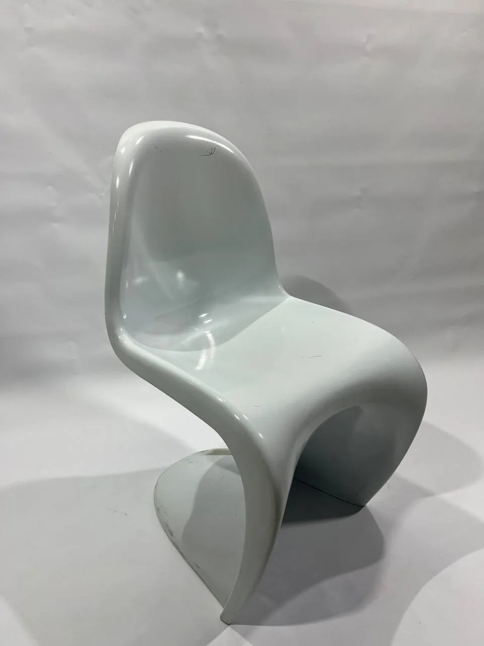 Прокат футуристических белых стульев в Минске — аренда мебели для бизнес-мероприятий. 1