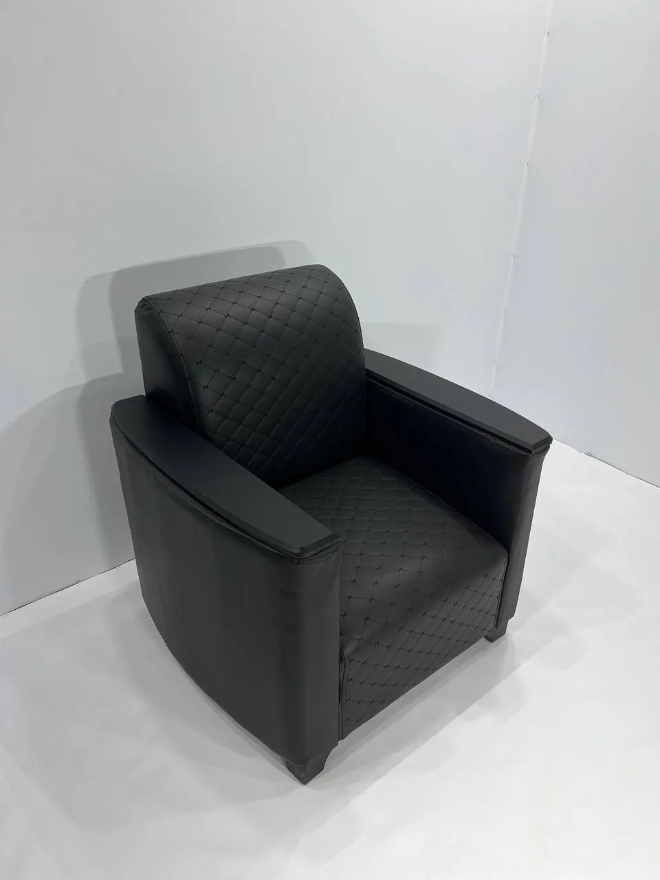 Аренда кожаного черного кресла 815х710х850 — для выставок в Минске. 1
