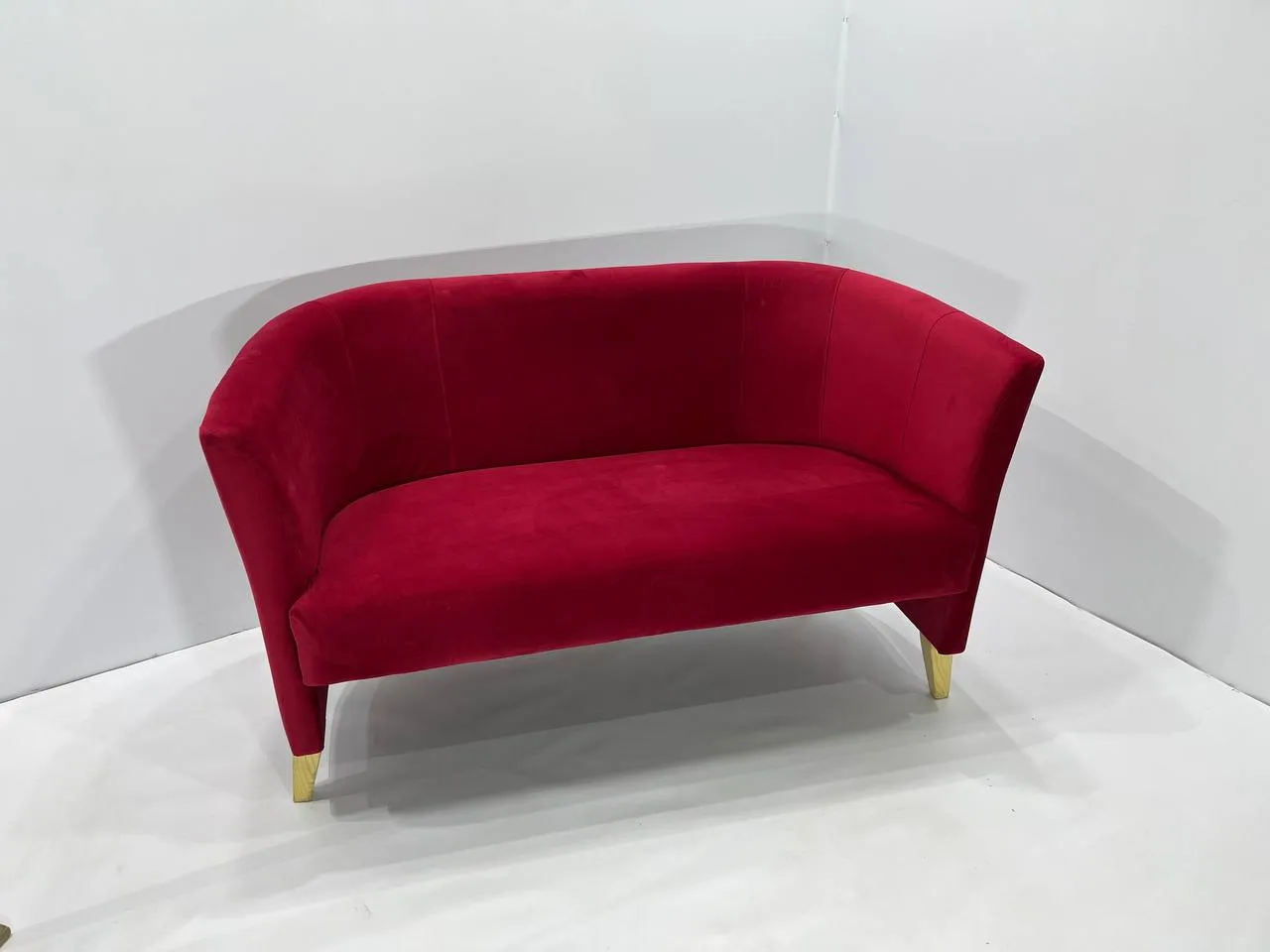 Аренда красного дивана в Минске — прокат для выставок и бизнес-ивентов. 1