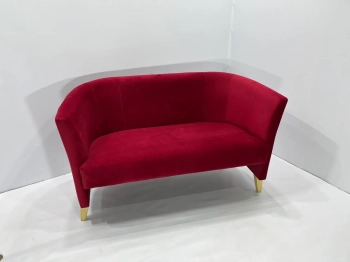 Аренда красного дивана в Минске — прокат для выставок и бизнес-ивентов
