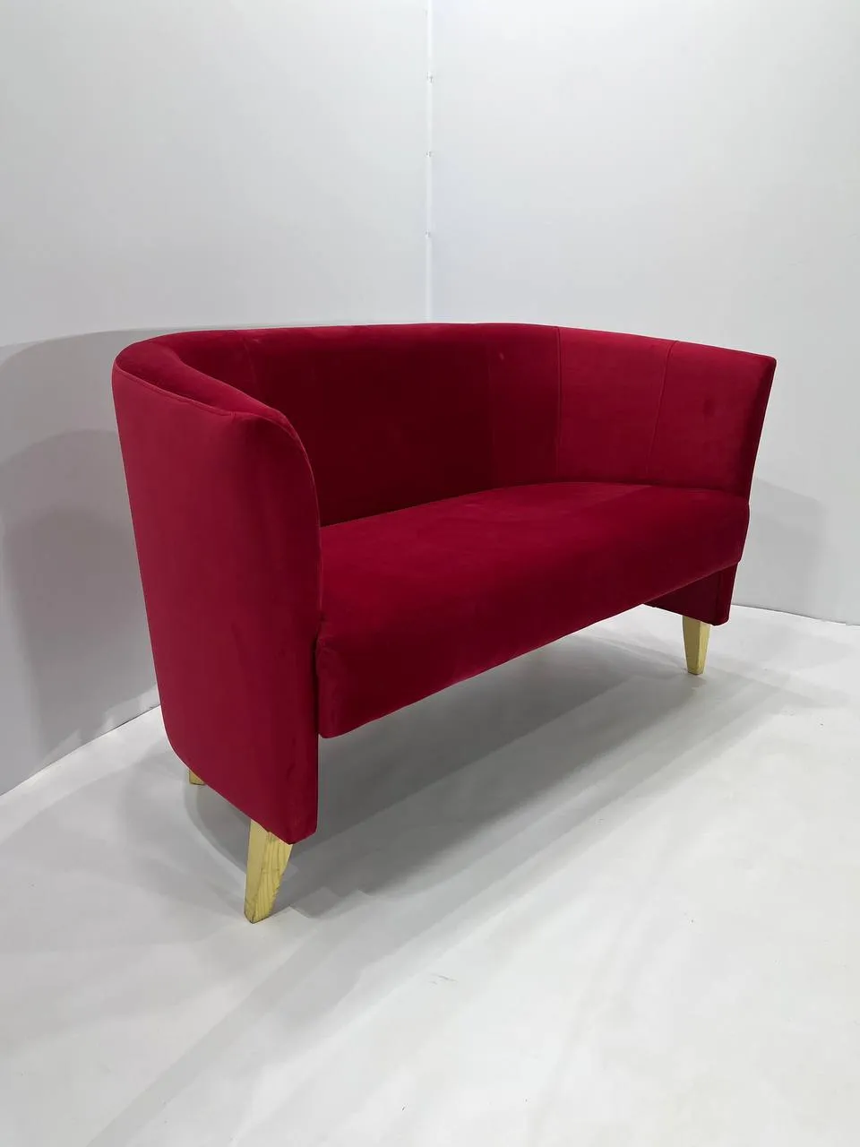 Аренда красного дивана в Минске — прокат для выставок и бизнес-ивентов. 2