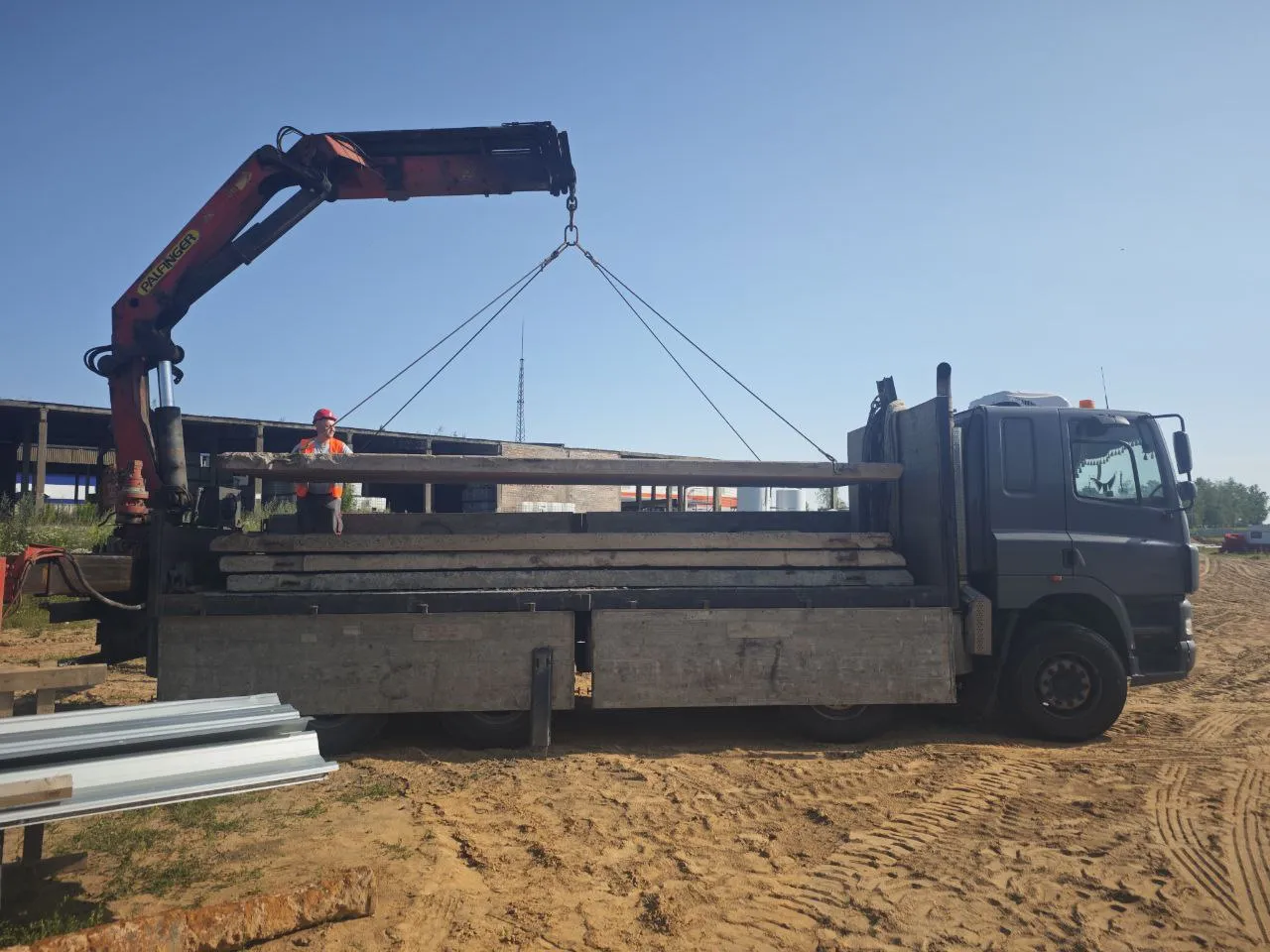 Доставка плит перекрытия и аренда манипулятора в Минске – Гидроманипулятор до 40 тонн. 1
