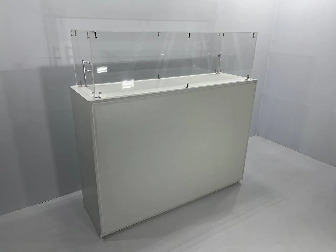 Аренда выставочной стойки 915х350х1100 и витрин в Минске. 1