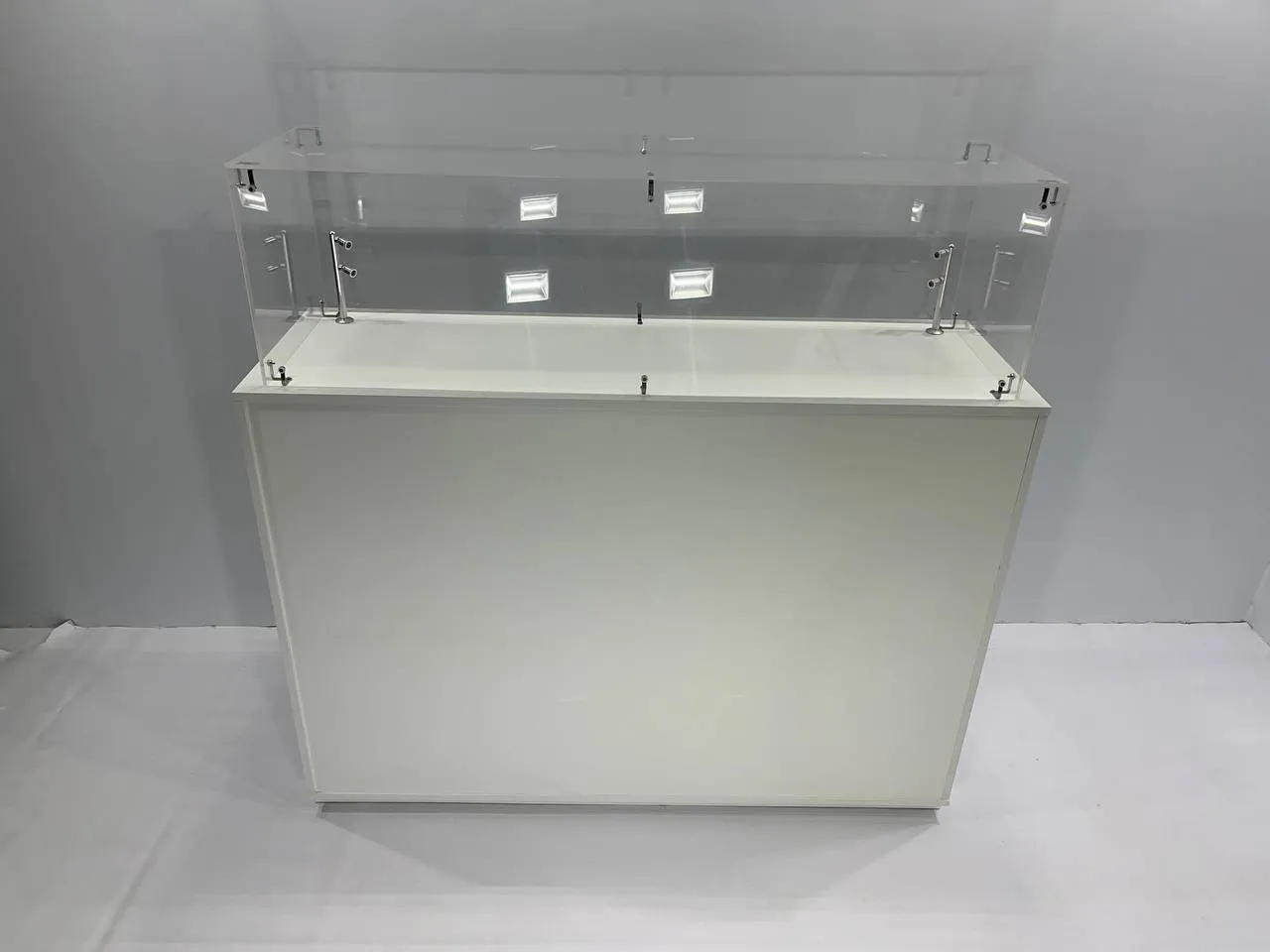 Аренда выставочной стойки 915х350х1100 и витрин в Минске. 2