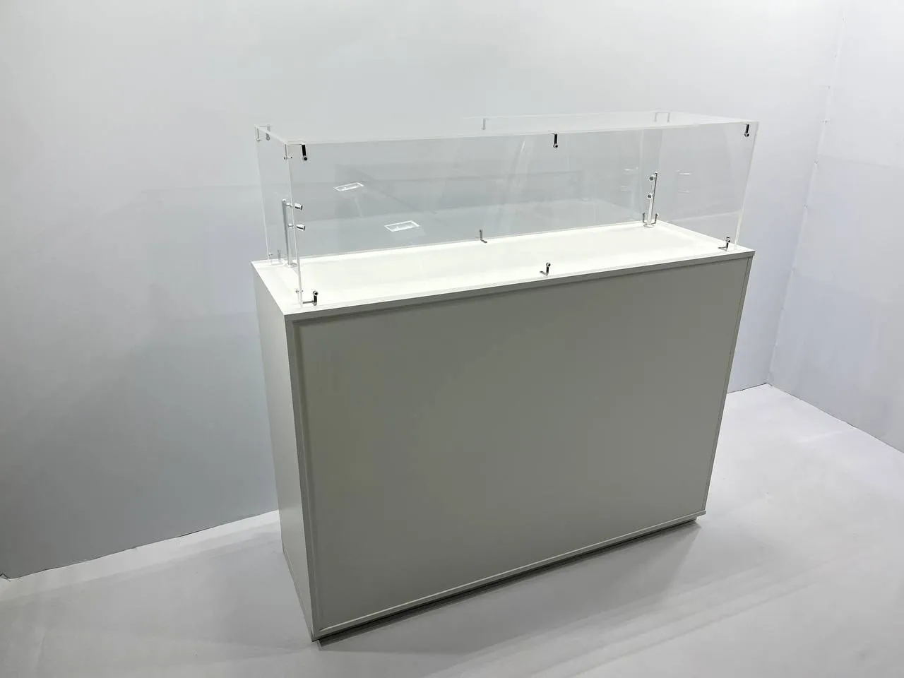 Аренда выставочной стойки 915х350х1100 и витрин в Минске. 7