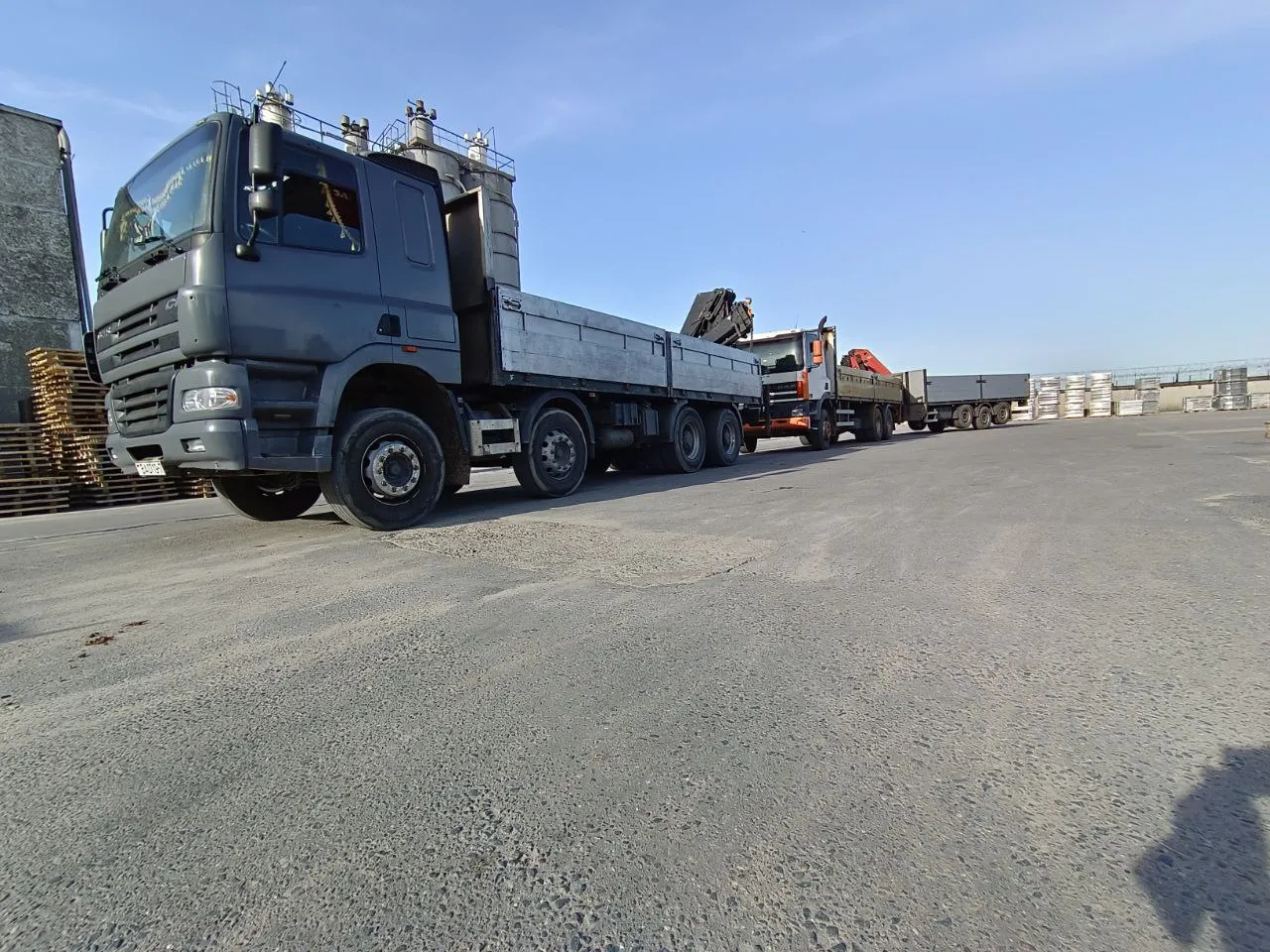 Перевозка автомобильного специализированного транспорта манипулятором в Минске – услуги гидроманипулятора до 40 тонн | GidroSkor. 1