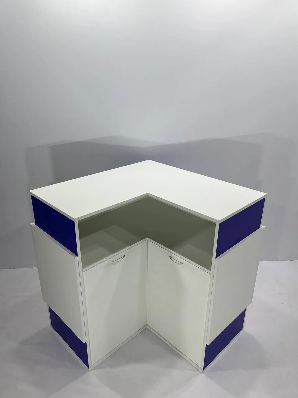 Аренда угловой стойки 1000×1000×(500)×1070 в Минске | стенды, мебель. 5