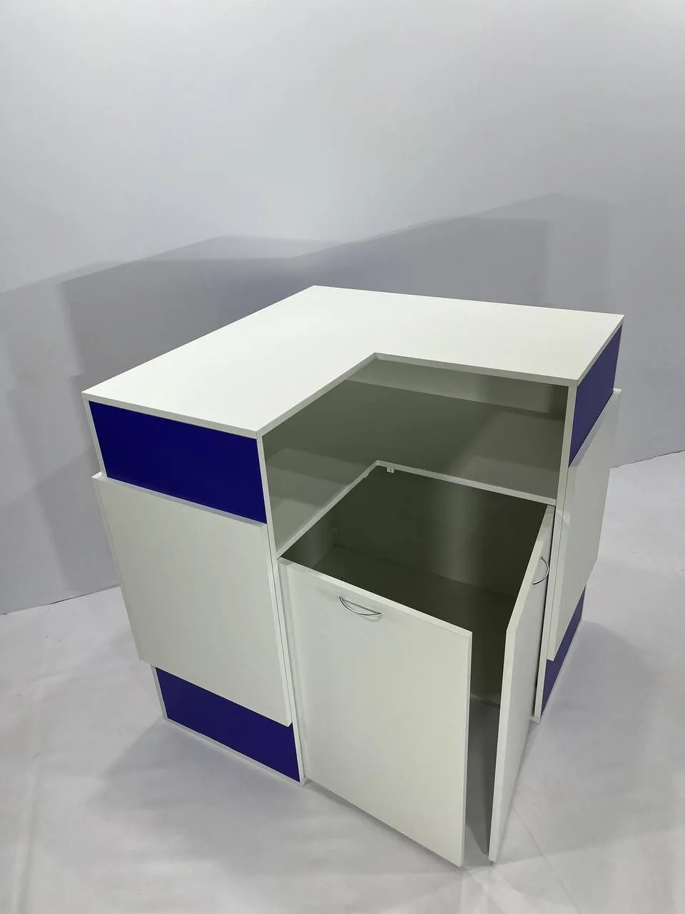 Аренда угловой стойки 1000×1000×(500)×1070 в Минске | стенды, мебель. 4