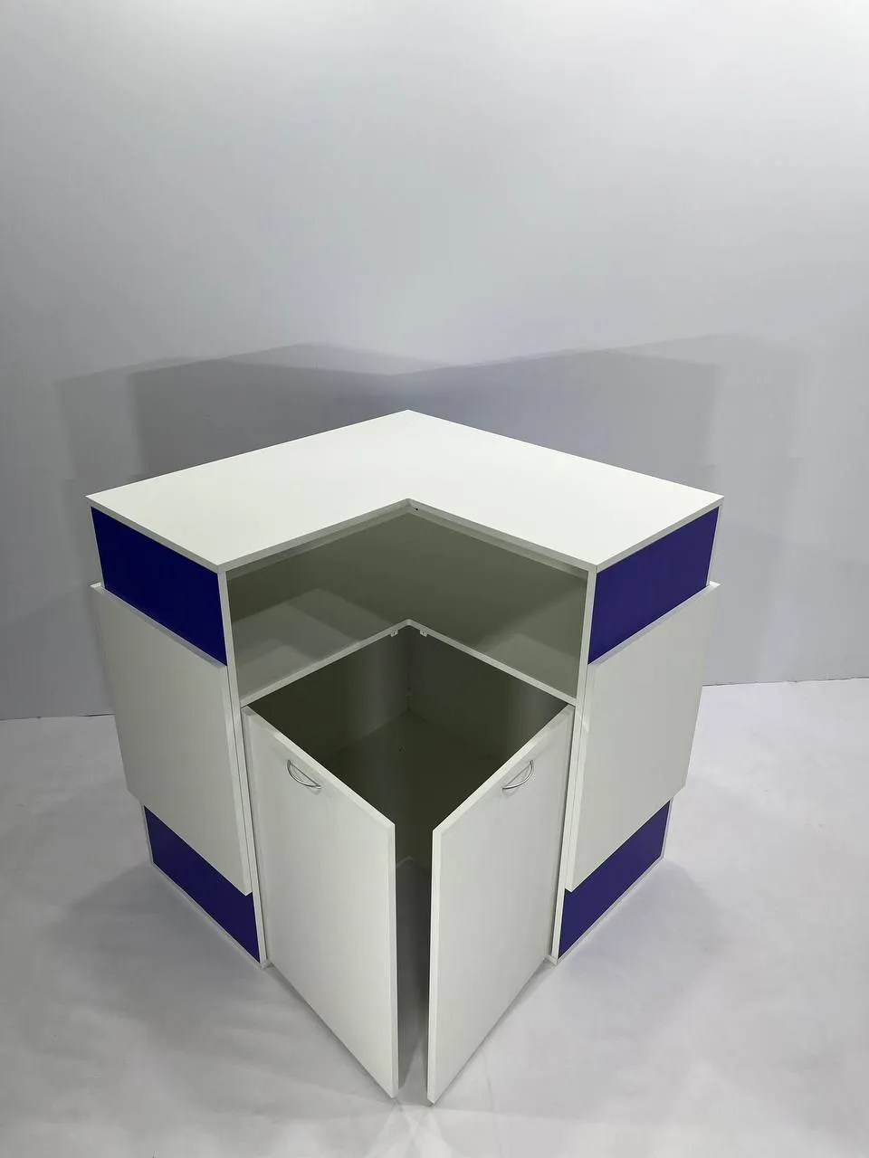 Аренда угловой стойки 1000×1000×(500)×1070 в Минске | стенды, мебель. 3