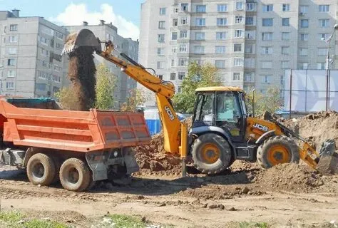 Погрузка сыпучих материалов экскаватором. 1