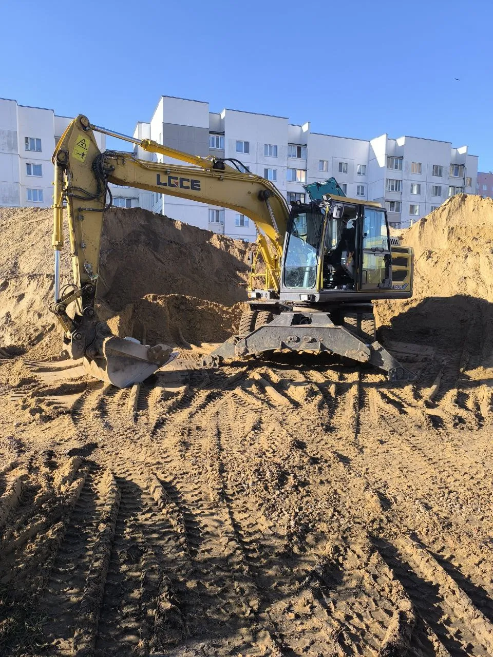 Земельные и буровые работы колесным полноповоротным экскаватором в Бобруйске и районе. 1