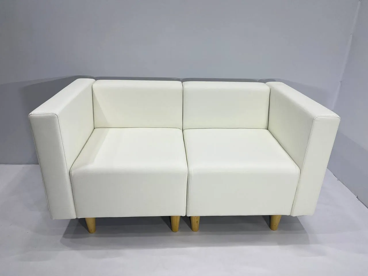 Аренда белого кожаного дивана 1350х695х690 — для мероприятий в Минске. 2