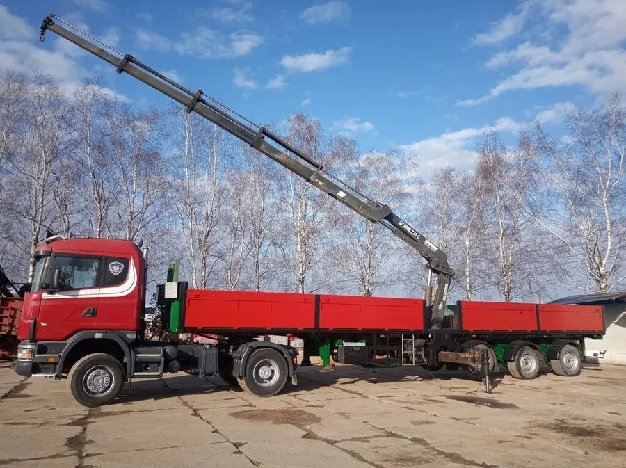 Автомобиль с гидроманипулятором Hiab 220c. 1