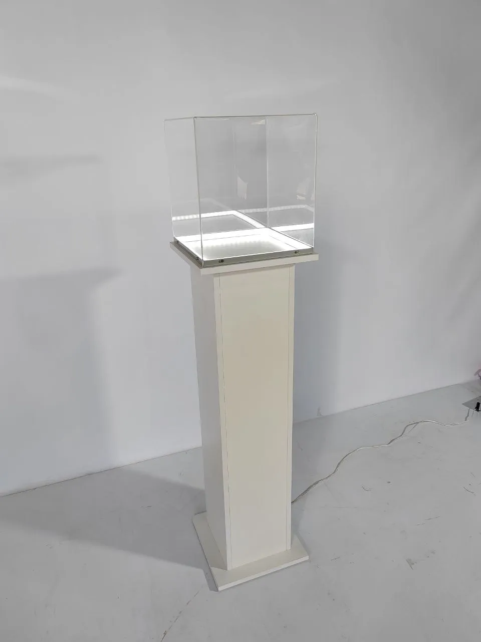 Аренда стеклянных витрин 350х350х1520, 330х330х365 Минск. 2