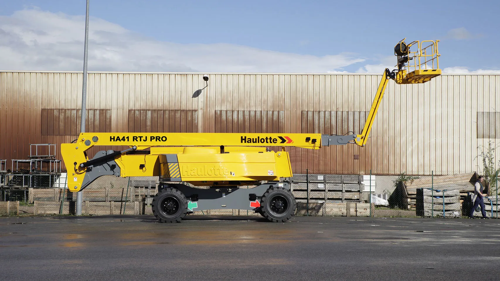 Аренда самоходного коленчатого подъемника Haulotte HA41 RTJ PRO (41 м.). 2