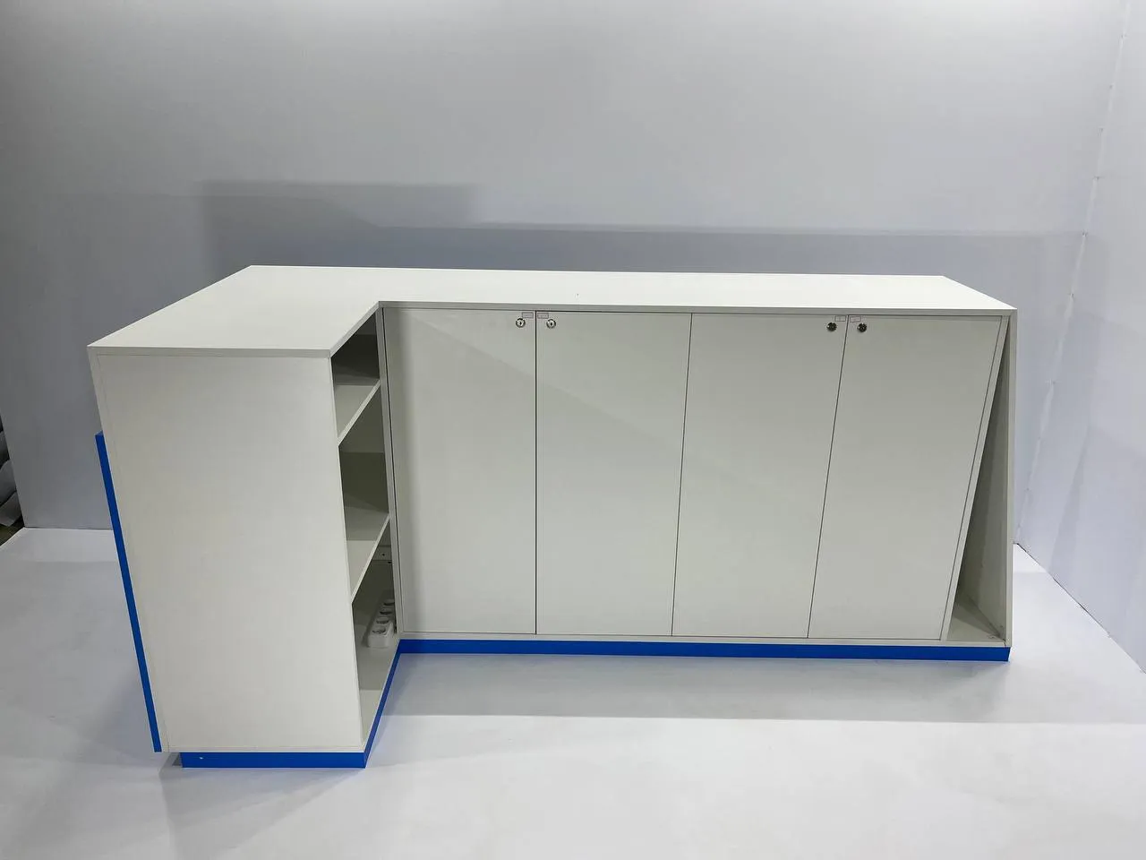 Аренда угловой стойки 2400×1018×1100 в Минске | стенды, мебель, оборудование. 6