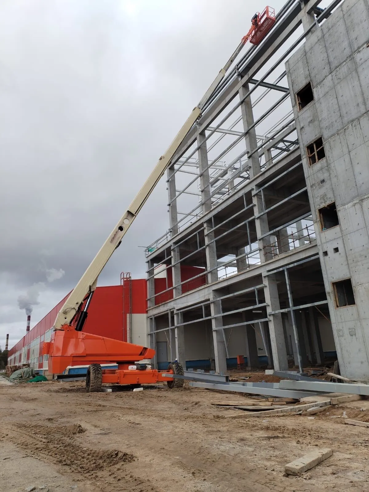 Аренда самоходного телескопического подъемника Snorkel TB126J (40,4 м.). 2