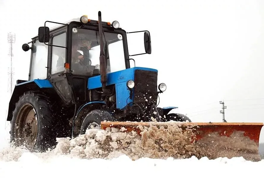 Аренда трактора МТЗ 82.1 со снегоуборочным оборудованием в Минске. 1