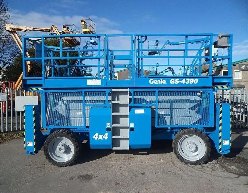Аренда самоходного ножничного подъемника Genie GS 4390 (16 м.). 2