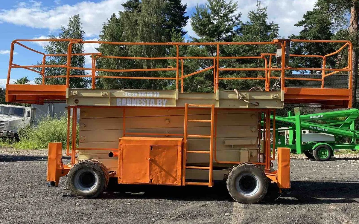 Аренда самоходного ножничного подъемника JLG 500RTS (17 м.). 2