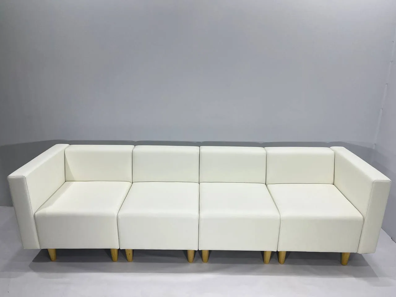 Аренда белого кожаного дивана 2470x695x690 — прокат для выставок. 1